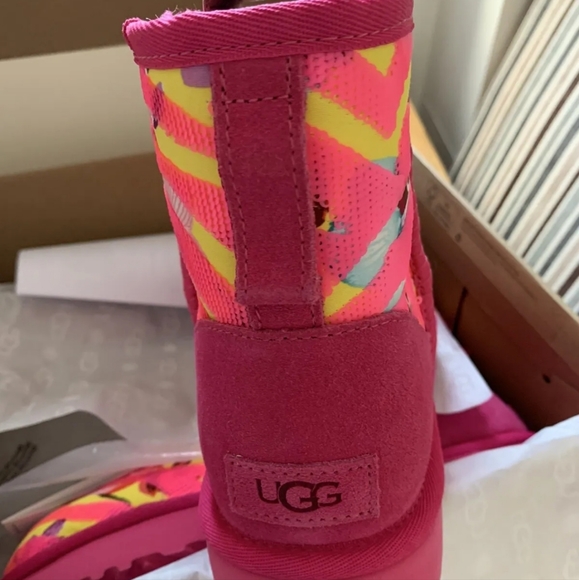 NIB UGG Classic mini tiger flower Taffy pink 9 - Picture 4 of 4